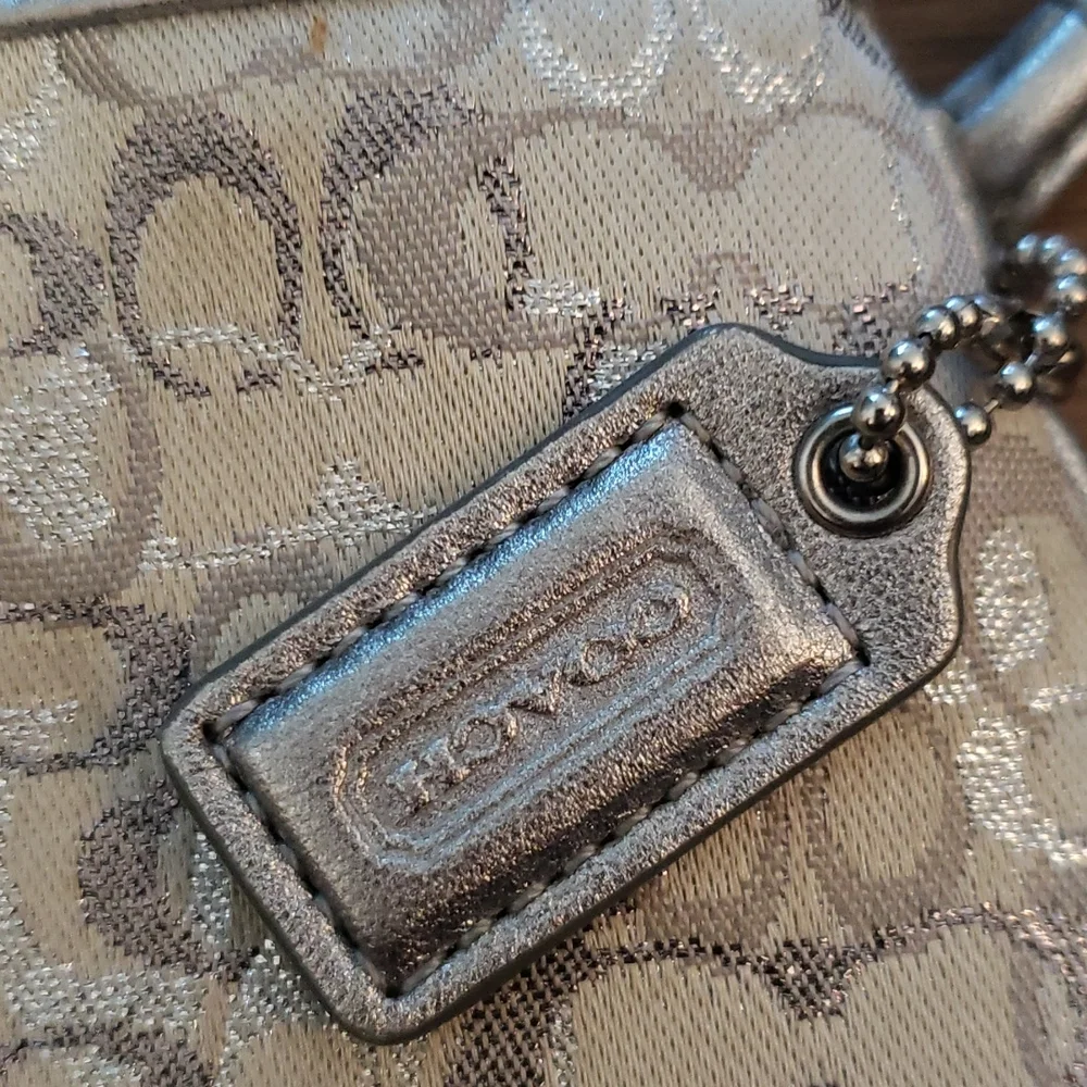 Coach wristlet, authentic. Silver grey - Picture 2 of 4